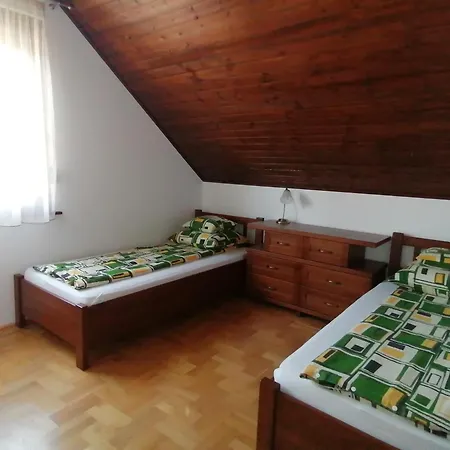 Igenyesen Berendezett Nyaralo Sajat Steggel, Kerti Grillel Balatonfenyvesen, Vizparti Utcaban, A Totol 50 M-re * Balatonfenyves