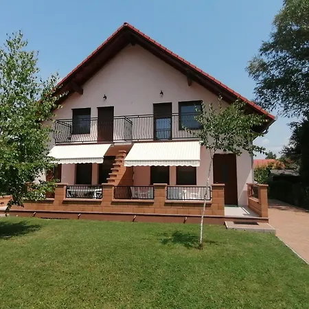 Igenyesen Berendezett Nyaralo Sajat Steggel, Kerti Grillel Balatonfenyvesen, Vizparti Utcaban, A Totol 50 M-re Holiday home