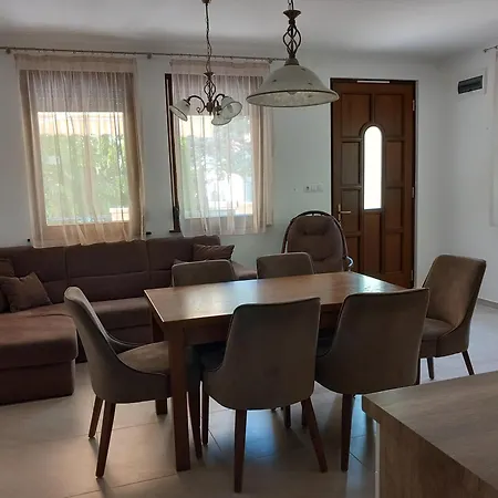 Igenyesen Berendezett Nyaralo Sajat Steggel, Kerti Grillel Balatonfenyvesen, Vizparti Utcaban, A Totol 50 M-re Holiday home *