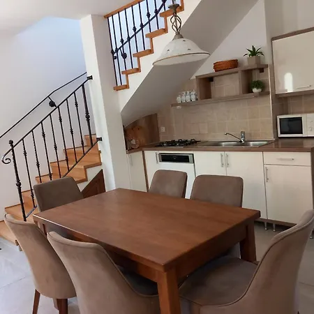 Holiday home Igenyesen Berendezett Nyaralo Sajat Steggel, Kerti Grillel Balatonfenyvesen, Vizparti Utcaban, A Totol 50 M-re