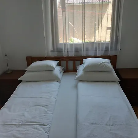 Holiday home Igenyesen Berendezett Nyaralo Sajat Steggel, Kerti Grillel Balatonfenyvesen, Vizparti Utcaban, A Totol 50 M-re *